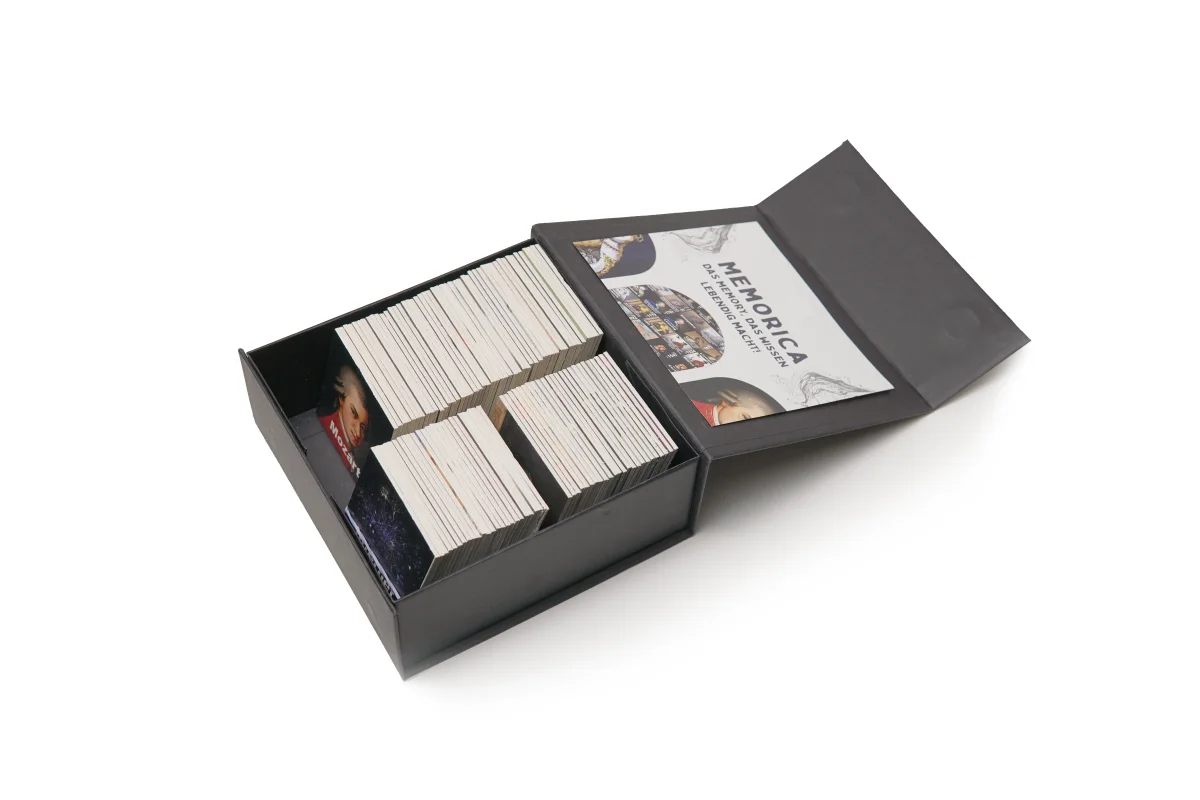 Memorica Kartenspiel — geöffnete Box mit 72 Karten und Anleitung